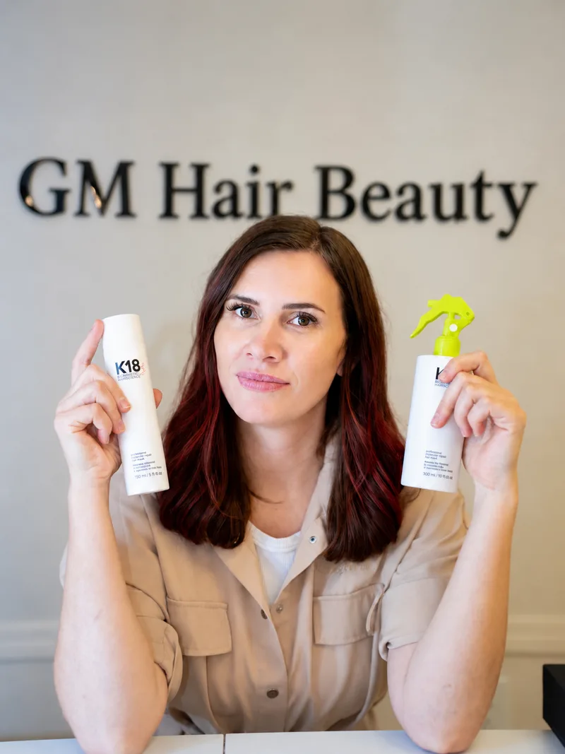 Galina Mikhailova, colorista en Brandon, sosteniendo productos para el cuidado del cabello